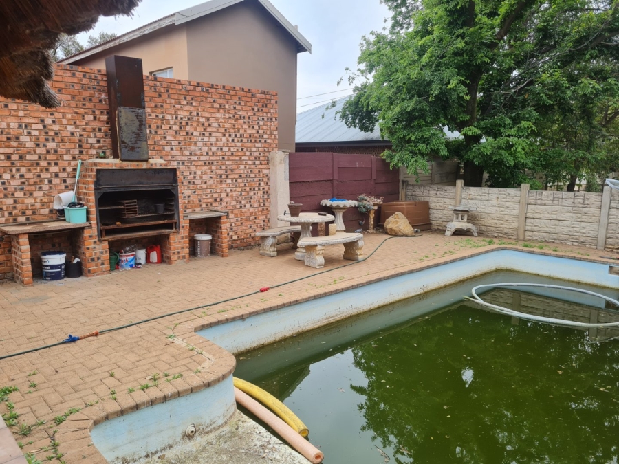 5 Bedroom Property for Sale in Pellissier Free State